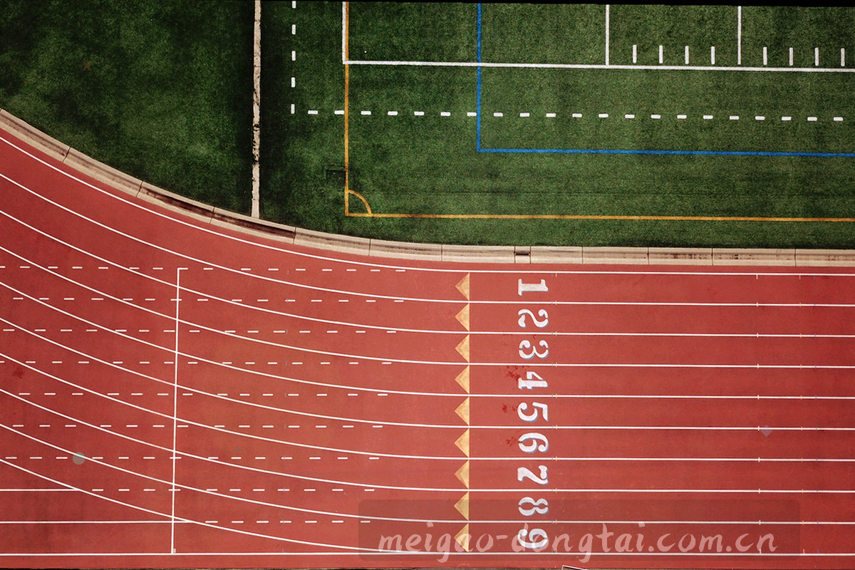 暖光下室内空间的线条与玻璃隔断局部，不出现人物与招牌